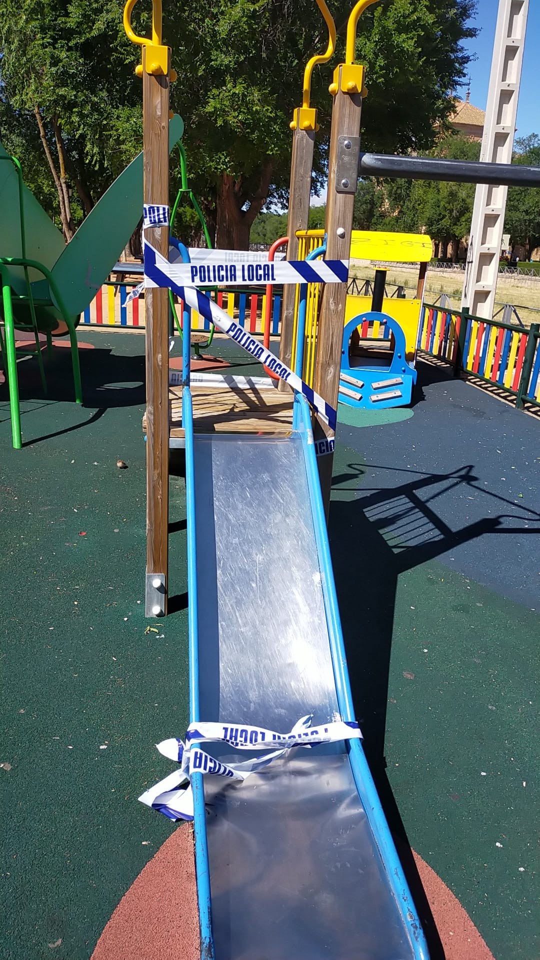Actos vandálicos en parque infantil