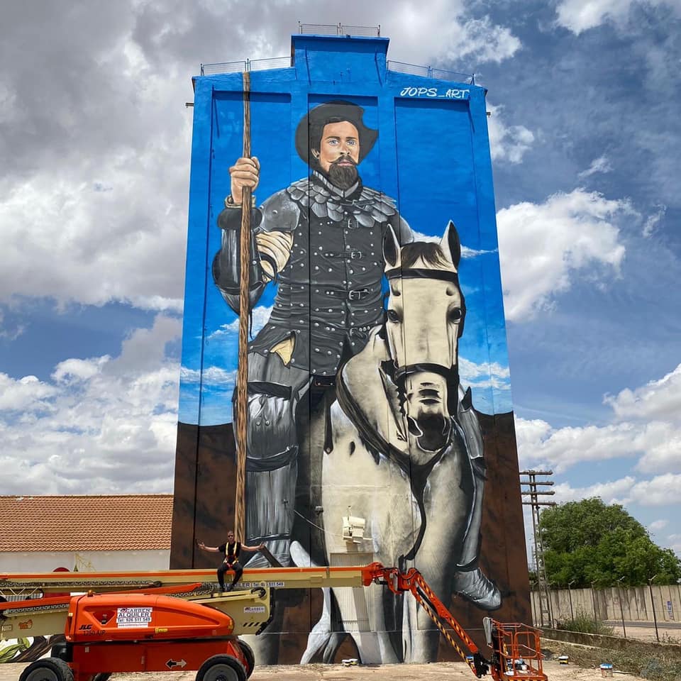 Don Quijote de La Mancha, ya da la bienvenida a los viajeros que llegan a Alcázar en tren