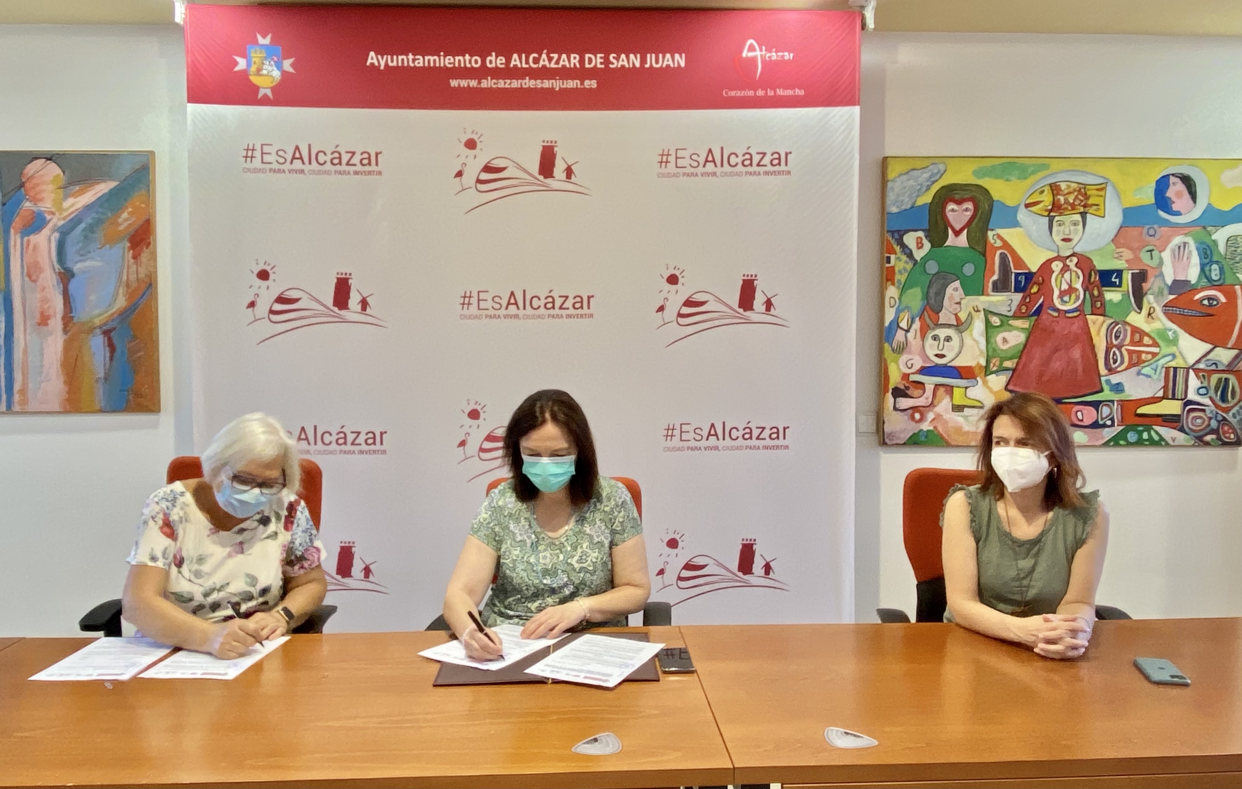 El Ayuntamiento de Alcázar y AFADIS renuevan el convenio de colaboración para el transporte adaptado