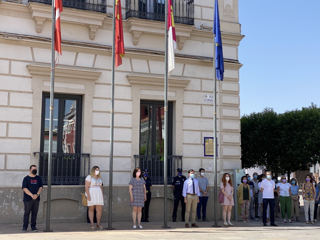 La Corporación Municipal guarda un minuto de silencio en recuerdo de las últimas víctimas de violencia de género