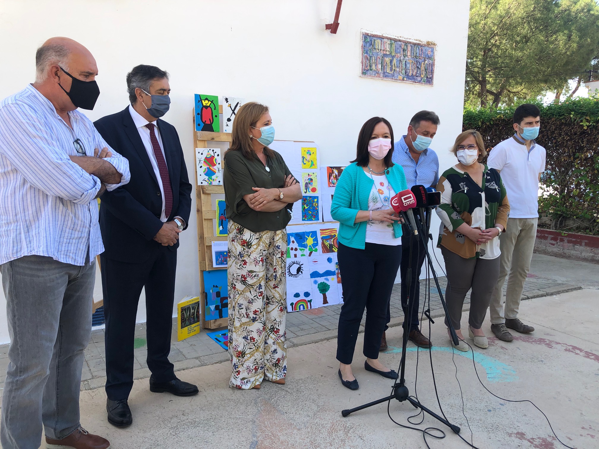 La alcaldesa de Alcázar junto a la consejera de Educación visita el Centro Rural Agrupado de Cinco Casas para comprobar el desarrollo del proyecto de metodología STEAM