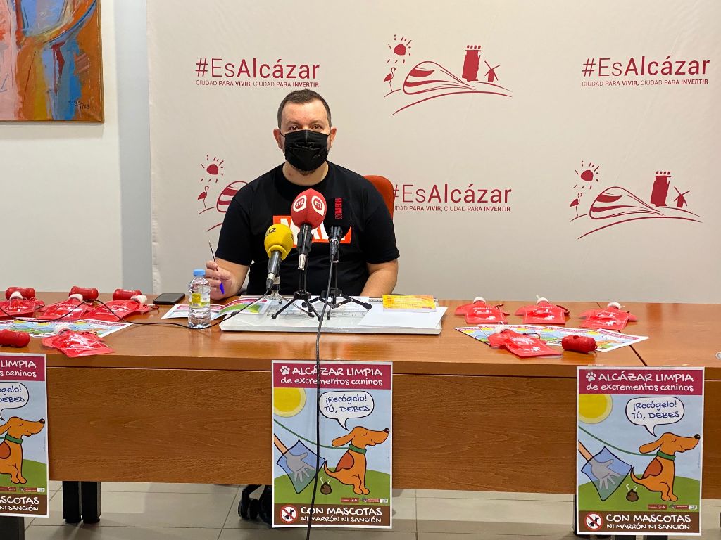 El ayuntamiento inicia una campaña para la limpieza con agua y jabón de los orines de los perros