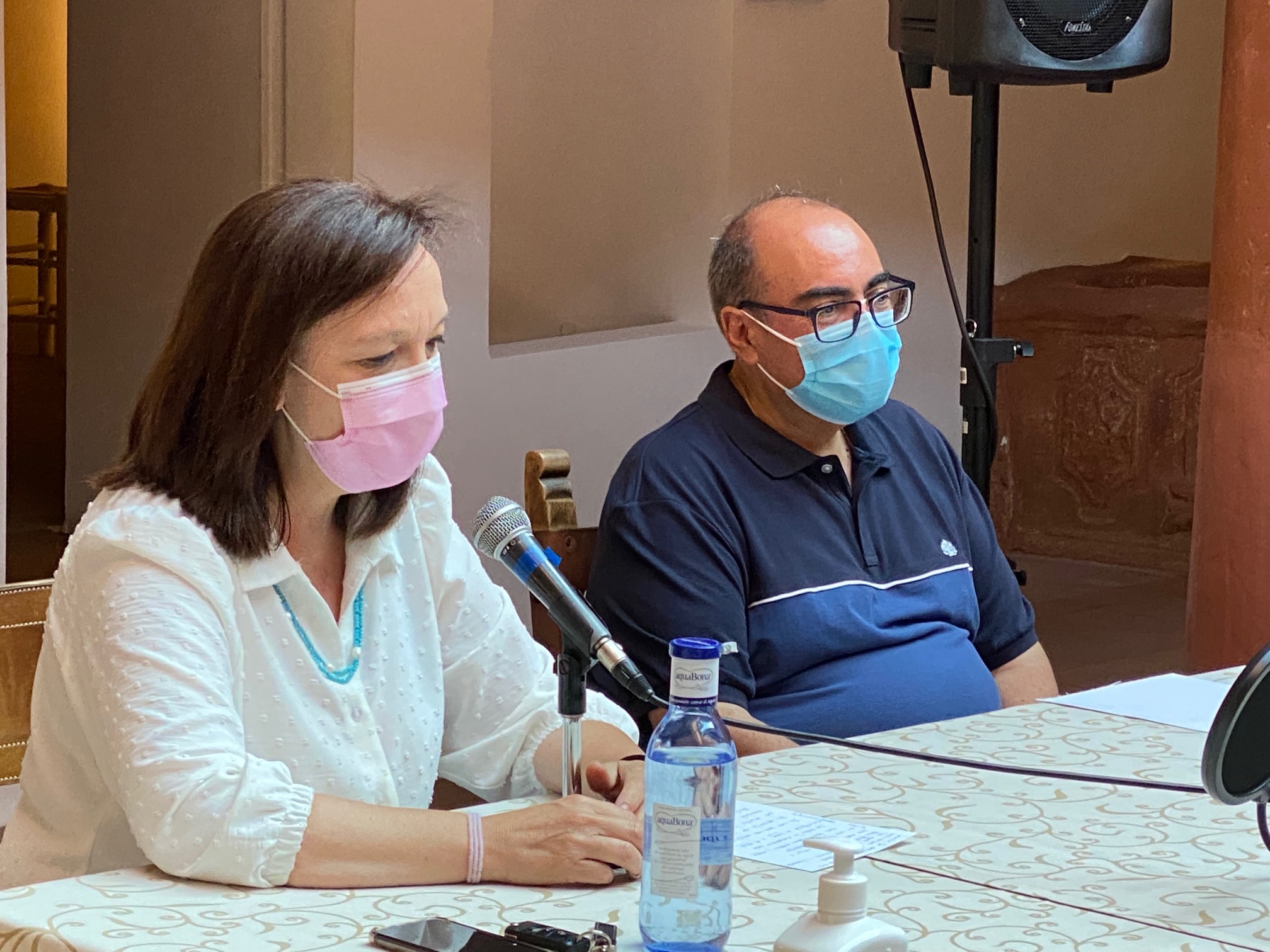 La alcaldesa, Rosa Melchor, presenta el libro de Vidal Román “Donde la oscuridad se baña en sus inolvidables ojos”