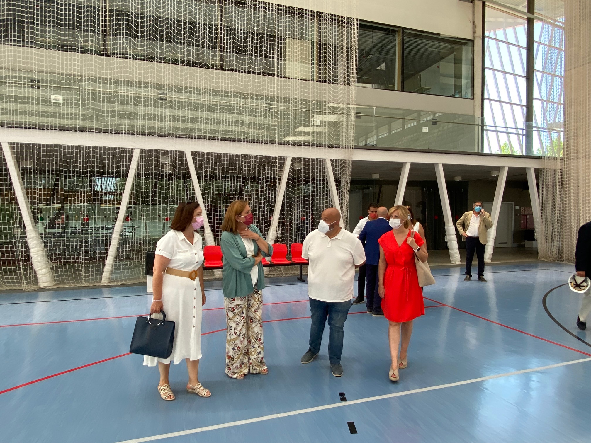 La alcaldesa muestra a la consejera de Educación, Cultura y Deportes las instalaciones del Pabellón Vicente Paniagua