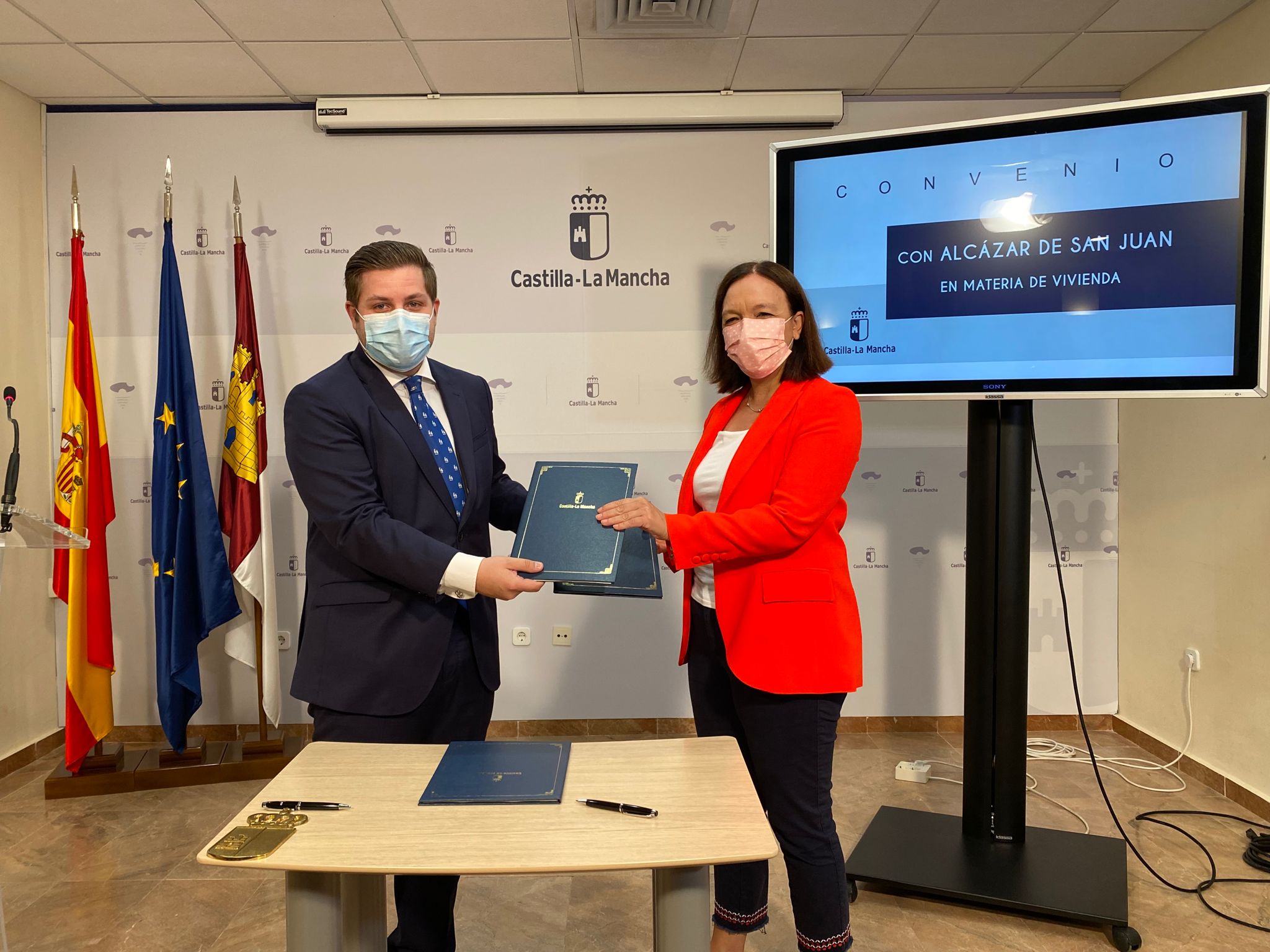 La consejería de Fomento cede al Ayuntamiento de Alcázar seis viviendas y un local en el barrio la Pradera