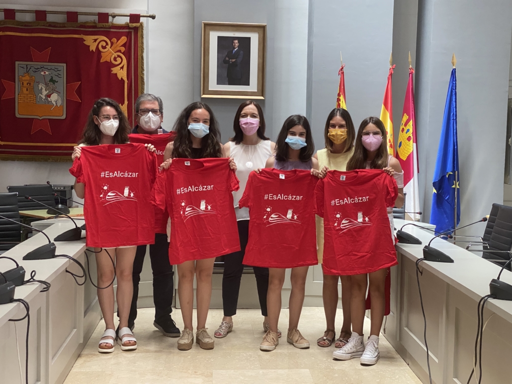 Rosa Melchor recibe a las alumnas del Colegio Santísima Trinidad ganadoras de la fase autonómica del concurso Consumópolis