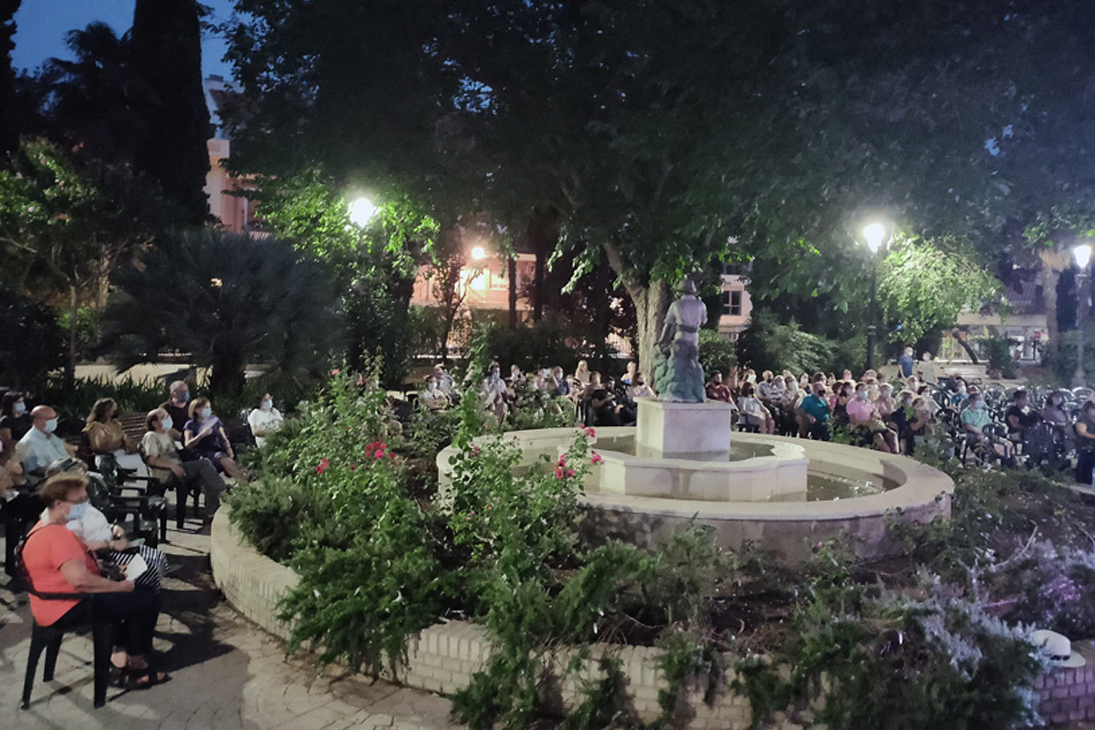 Aforo completo en la ‘jam’ que anoche inundó de poesía y jazz la Glorieta de María Cristina