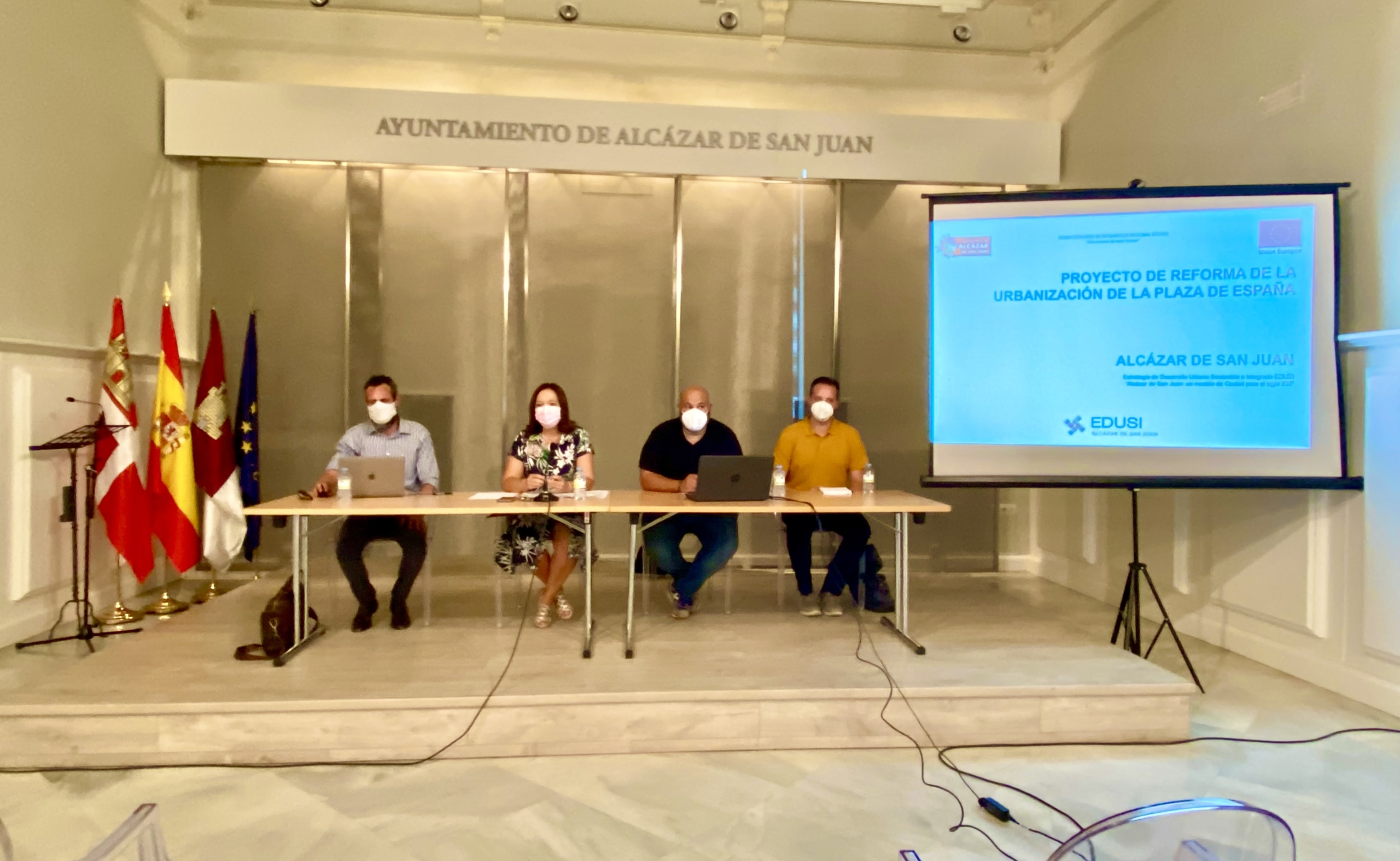 Rosa Melchor se reúne con vecinos y empresarios de la Plaza de España para detallar el proyecto de remodelación de la zona