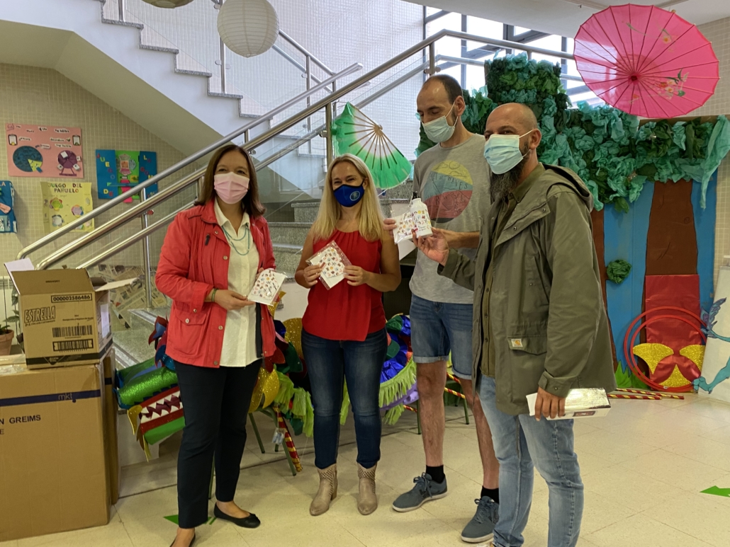 El Ayuntamiento de Alcázar de San Juan ha comenzado en el CEIP Jardín de Arena la distribución de mascarillas al alumnado de Educación Infantil y Primaria