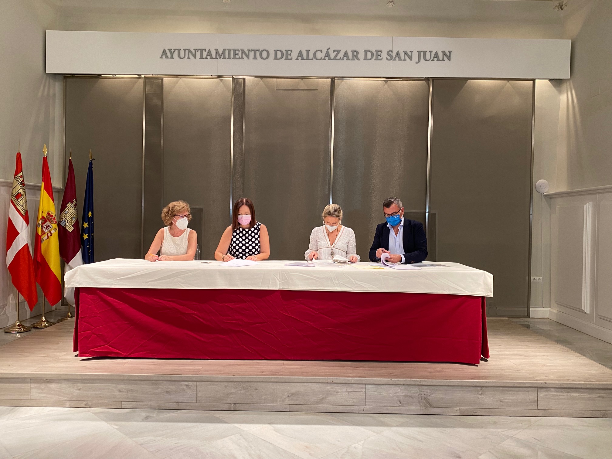 La alcaldesa, Rosa Melchor, firma la liquidación del contrato con Aqualia: “ha llegado el momento”