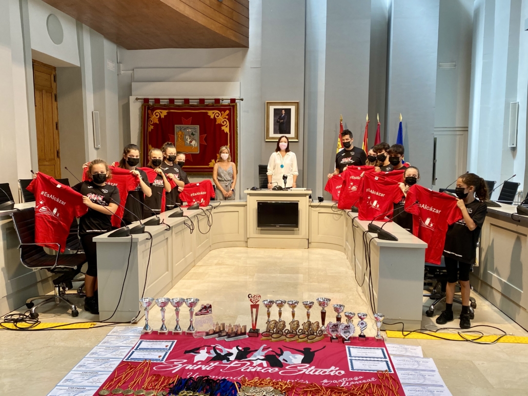 Rosa Melchor recibe a los alumnos de la Academia de Danza Spirit Dance Studio clasificados en dos certámenes europeos