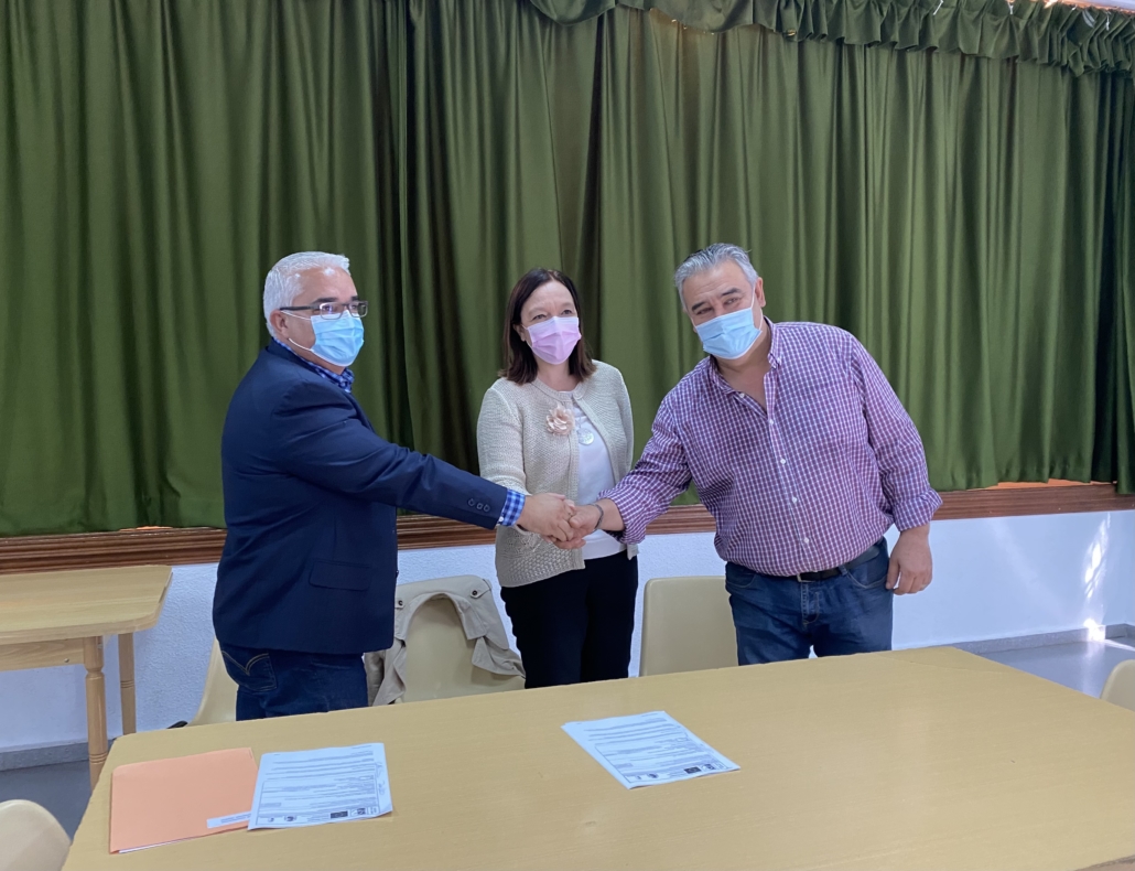El Ayuntamiento de Alcázar y Mancha Norte firman un convenio para la sustitución del vallado de la piscina de Alameda de Cervera
