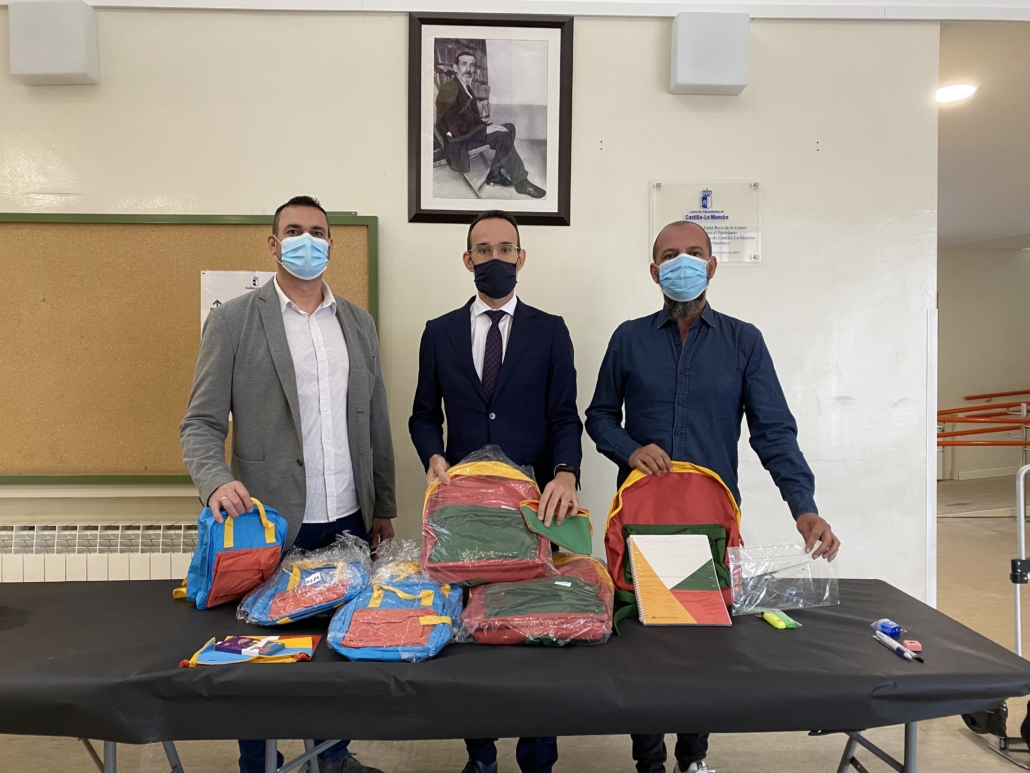 La Caixa entrega material escolar a familias vulnerables