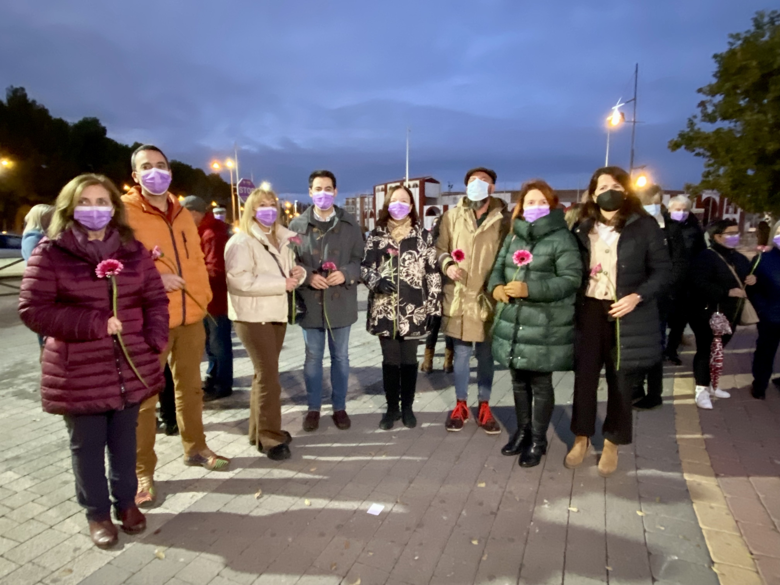 Alcázar conmemora el Día Internacional contra la Violencia de Género con la tradicional ofrenda en el monolito y un acto institucional en el que participan todos los grupos municipales
