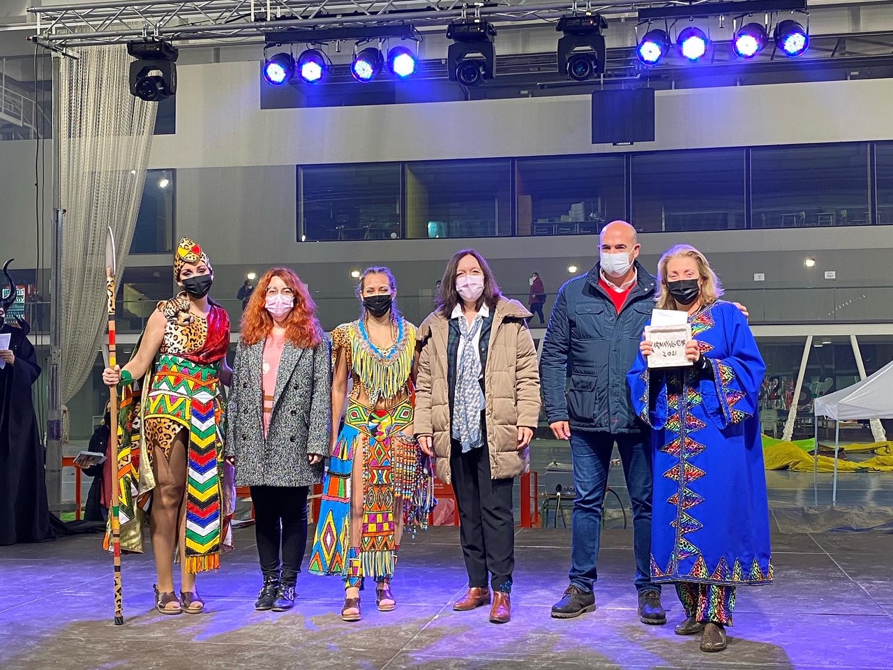El Desfile de comparsas se traslada al Pabellón donde se pudo disfrutar del colorido y la puesta en escena de todos los grupos