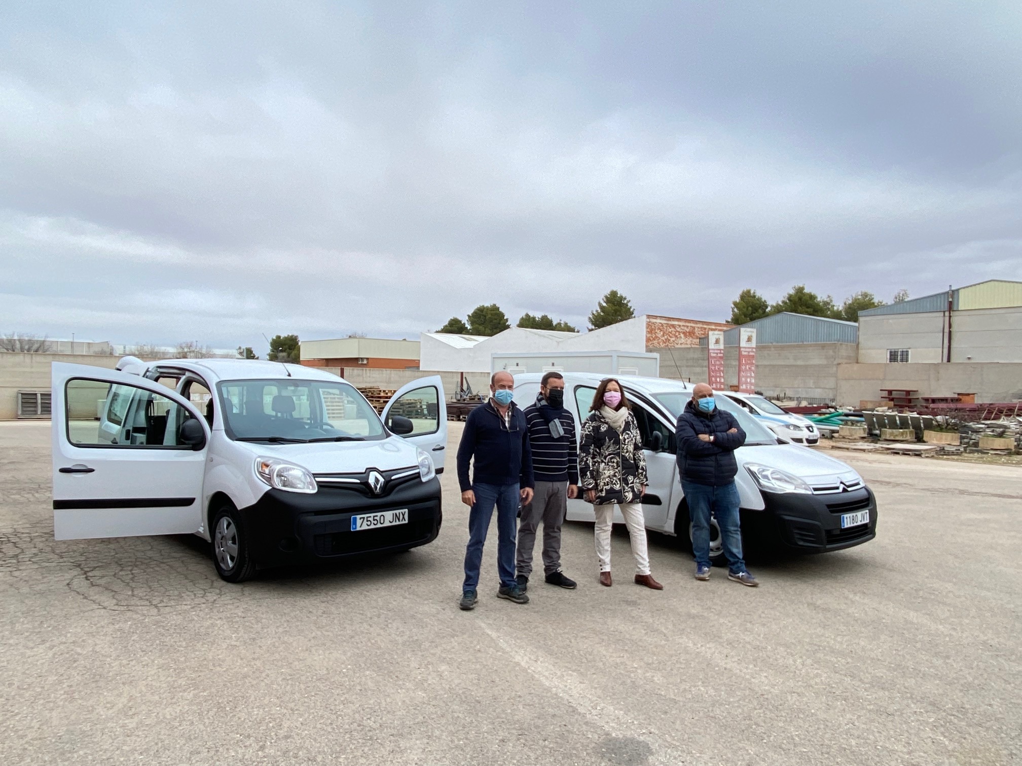 El ayuntamiento continúa con la renovación del parque móvil municipal, dos nuevos vehículos para obras y electricidad