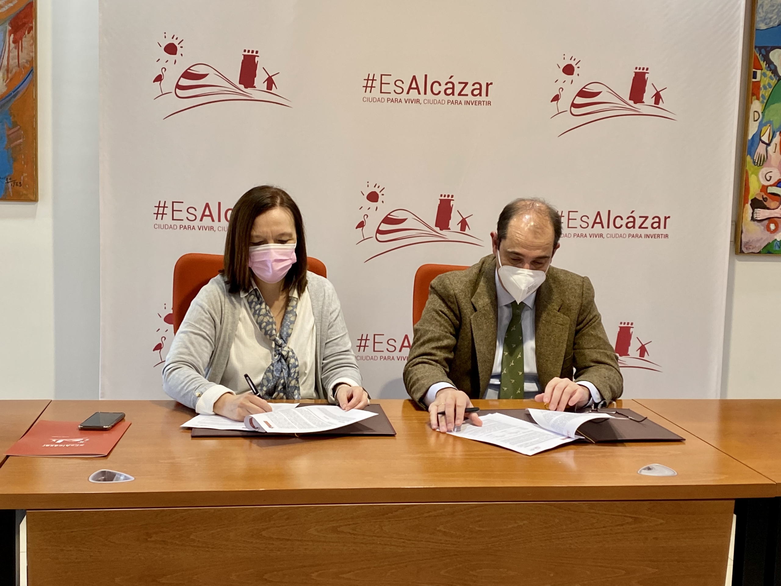 Firmado el convenio para la construcción de dos nuevas plantas fotovoltaicas en Alcázar
