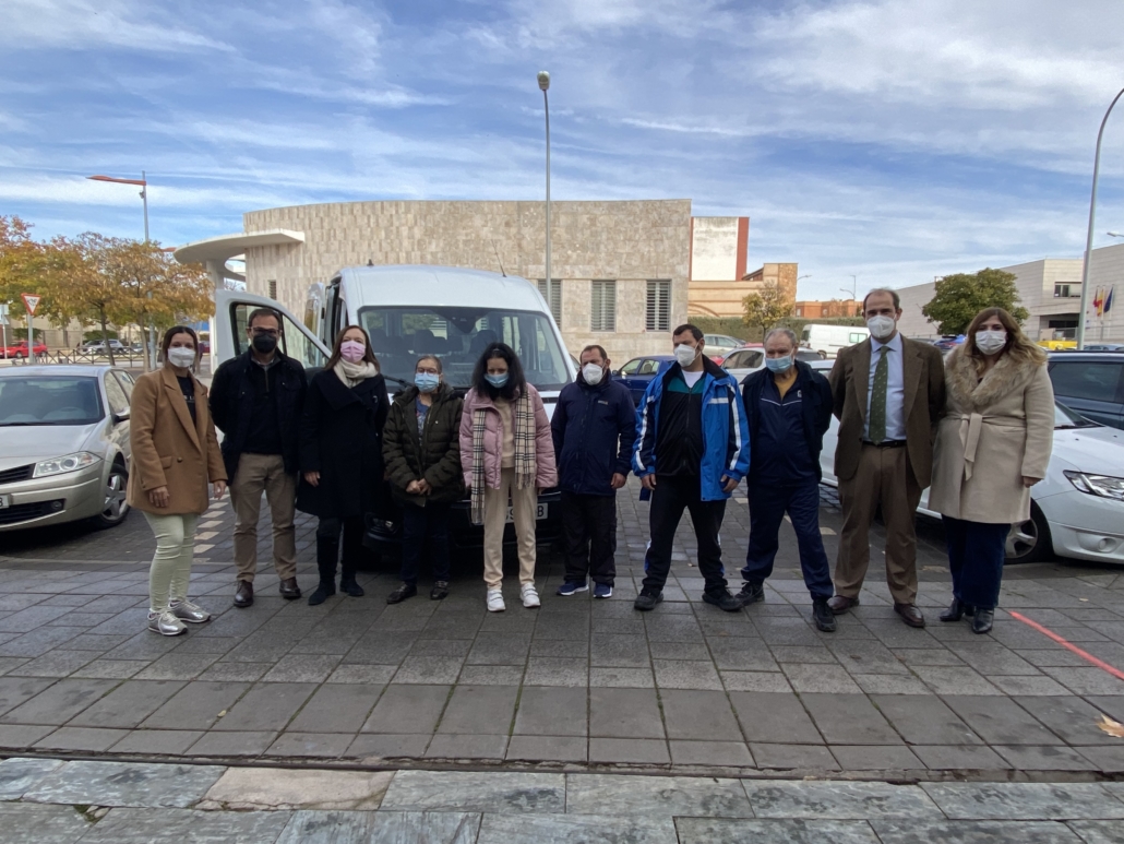 Grupo Cobra dona un vehículo para el traslado de los usuarios de la Residencia Maestro Joaquín Rodrigo
