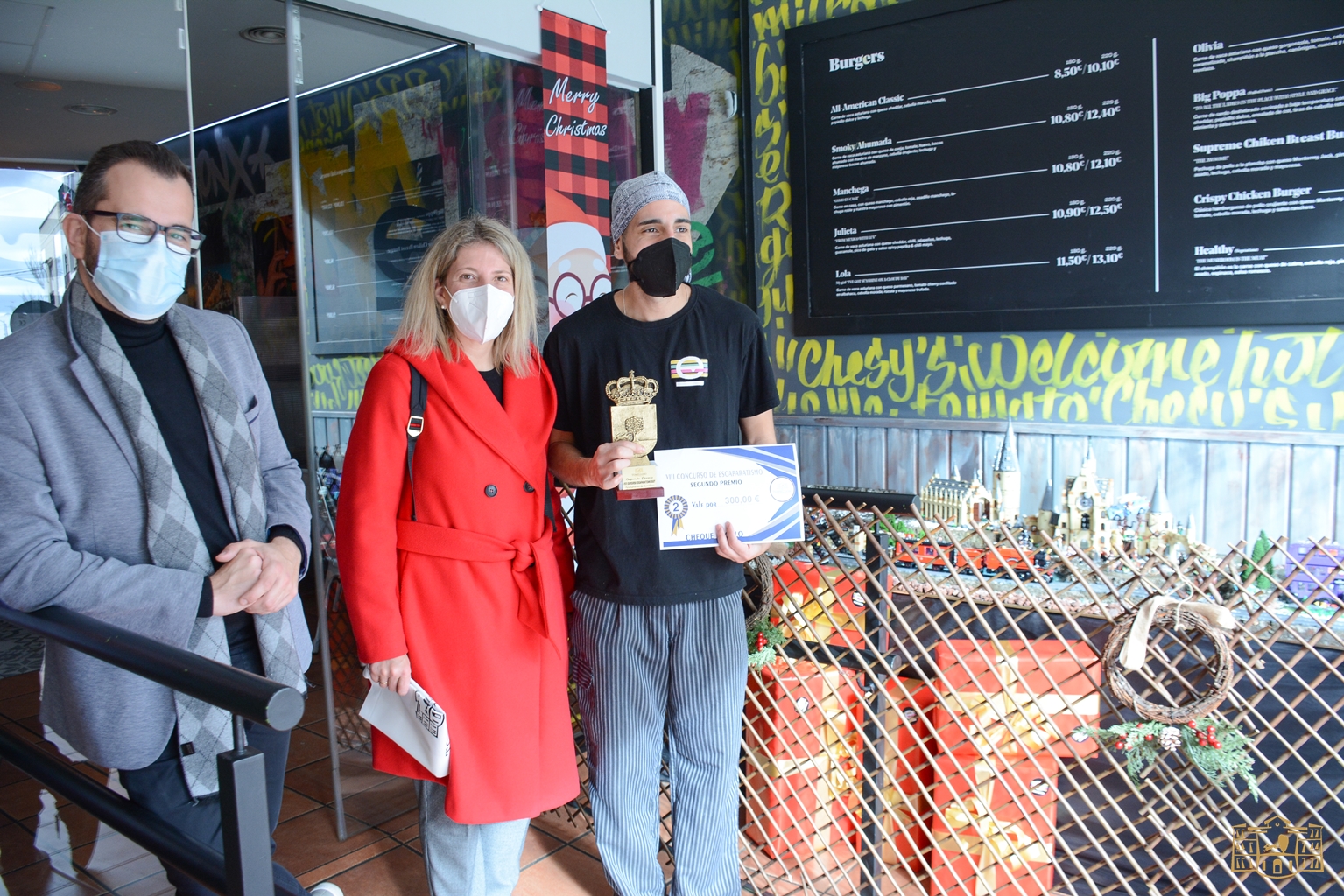 La alcaldesa entrega los premios del concurso local de escaparates navideños