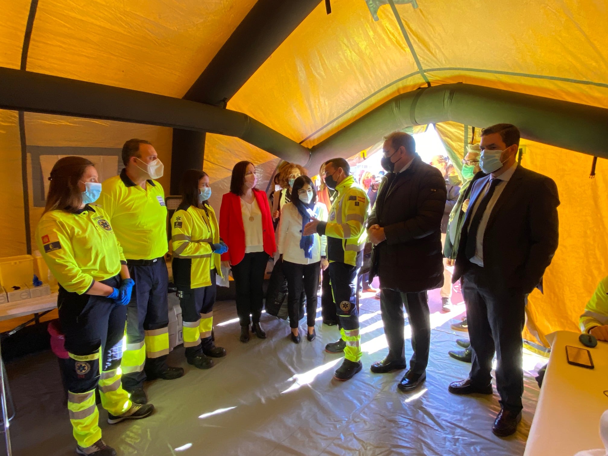 La ministra de Sanidad acude al colegio Jardín de Arena donde se ha instalado el Centro de vacunación pediátrica
