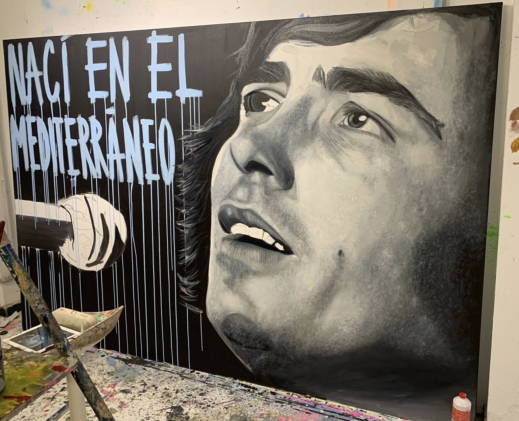 Milbby y el artista René Mäkelä homenajean a Serrat en el CC Glòries con una espectacular obra pictórica