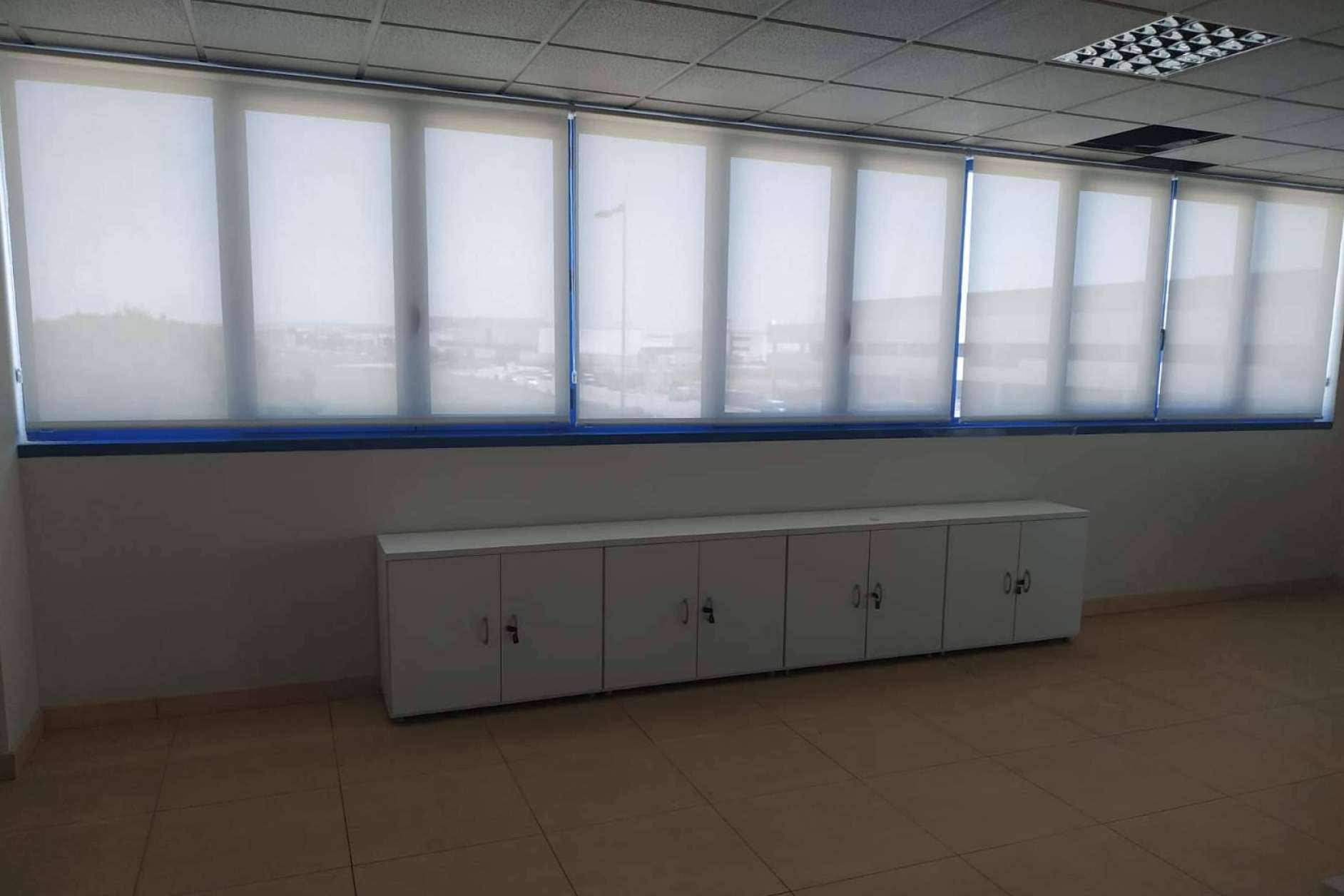 La iluminación natural de los espacios de trabajo, mediante el uso de estores y cortinas, influye en la productividad de los empleados