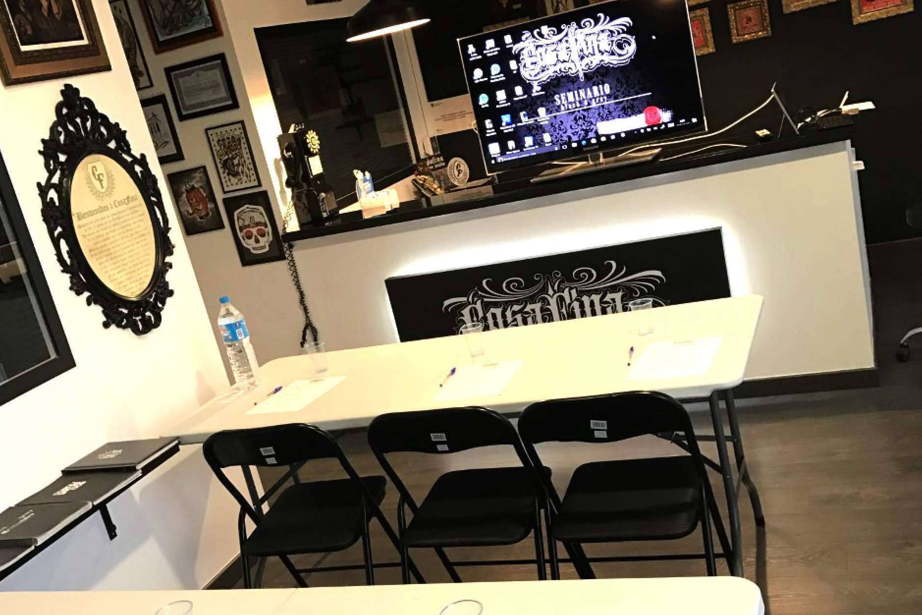 Mejorar las habilidades de tatuaje con los seminarios a artistas de Carlos Fabra