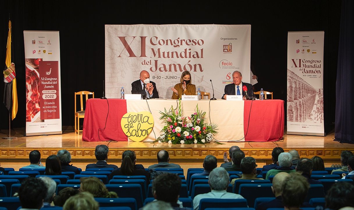 "Contra la despoblación, más jamón"