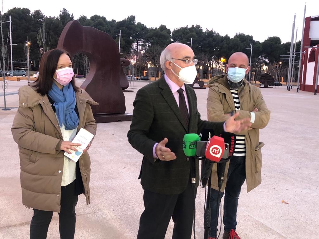 Se inaugura la exposición “Esculturas Monumentales” de Juan Méjica en el entorno de  la Plaza de Toros de Alcázar de San Juan