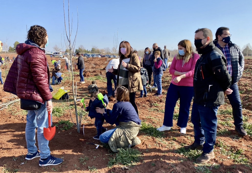 Cerca de 200 familias participaron en la plantación de álamos en el Bosque de la Vida
