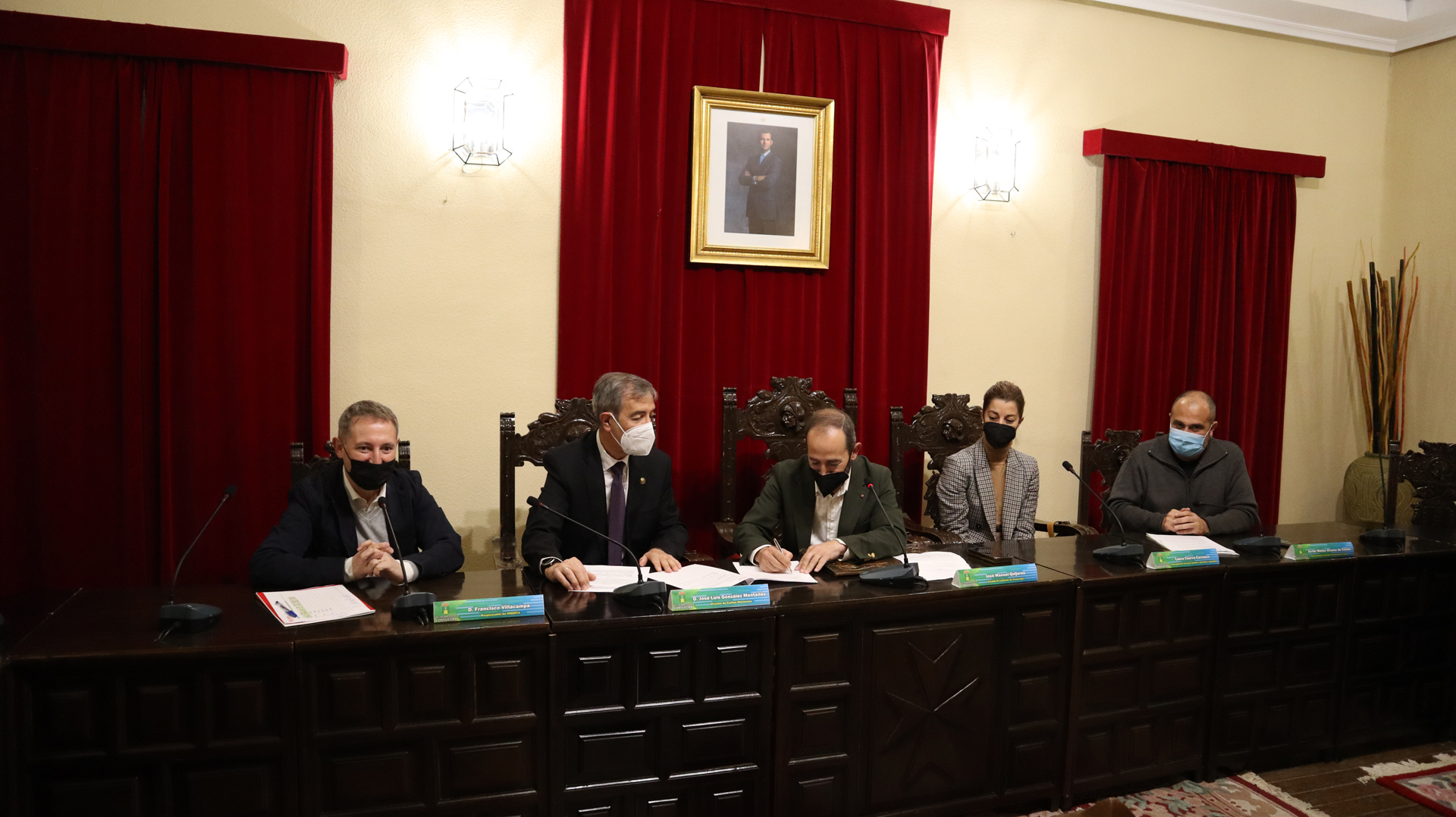 Consuegra firma un convenio de colaboración con Cáritas para la recogida de ropa usada