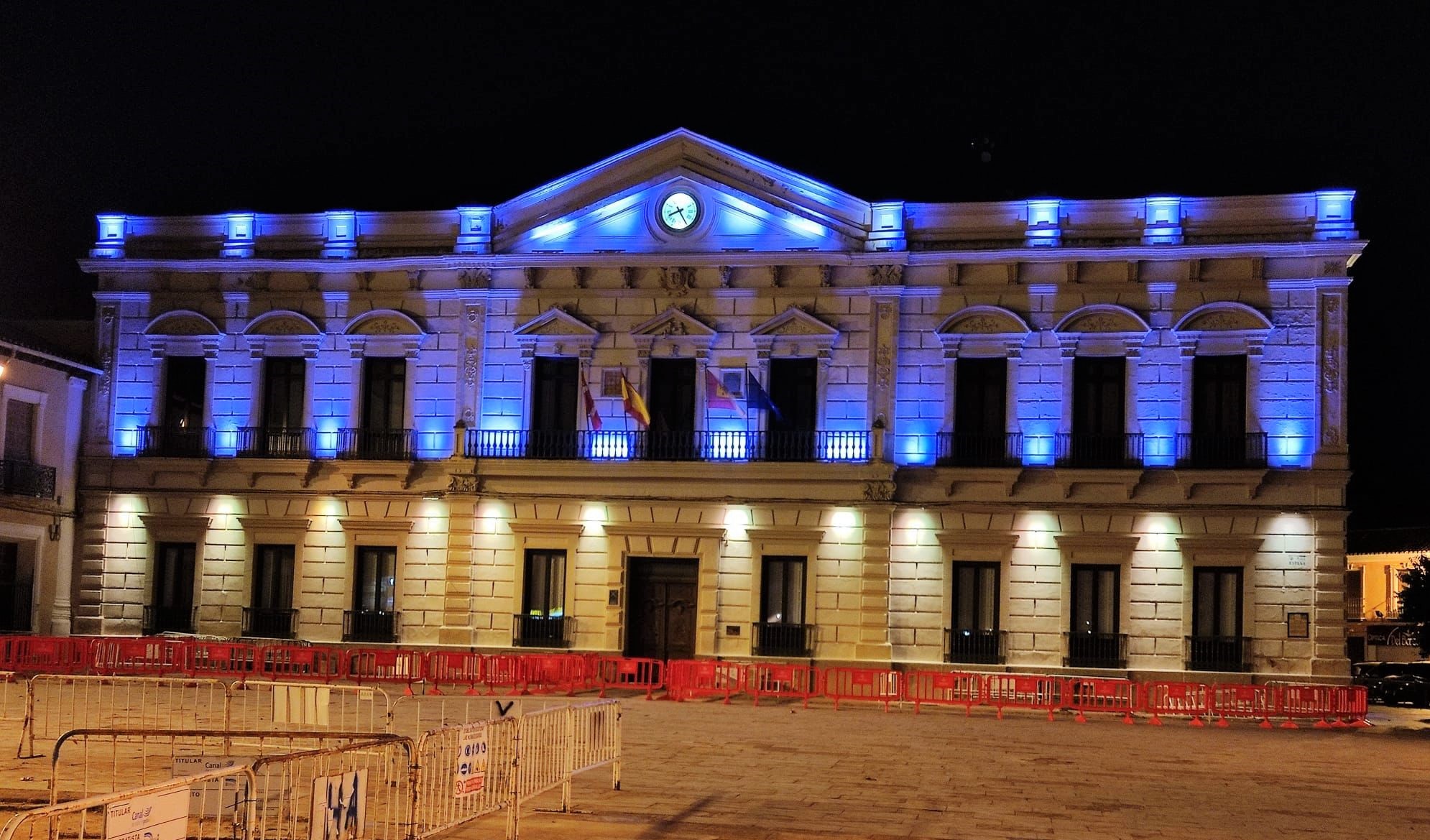 El Ayuntamiento de Alcázar de San Juan se ilumina con los colores de la bandera de Ucrania