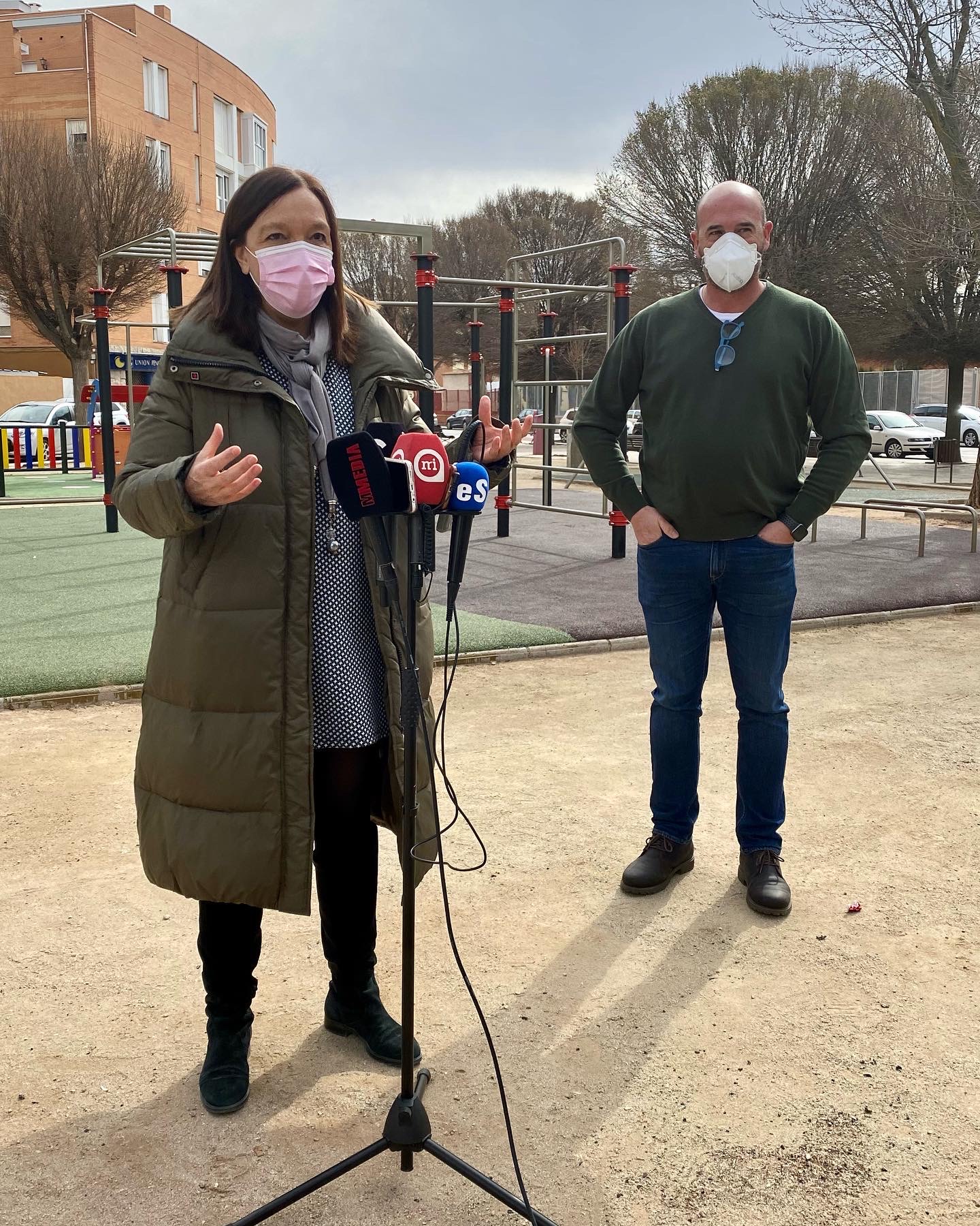 En la visita a la rehabilitación del parque triangulillo Rosa Melchor anuncia el comienzo de las obras de la Plaza de España para la próxima semana y la concesión de una subvención de 300.000 euros para la instalación de marquesinas inteligentes