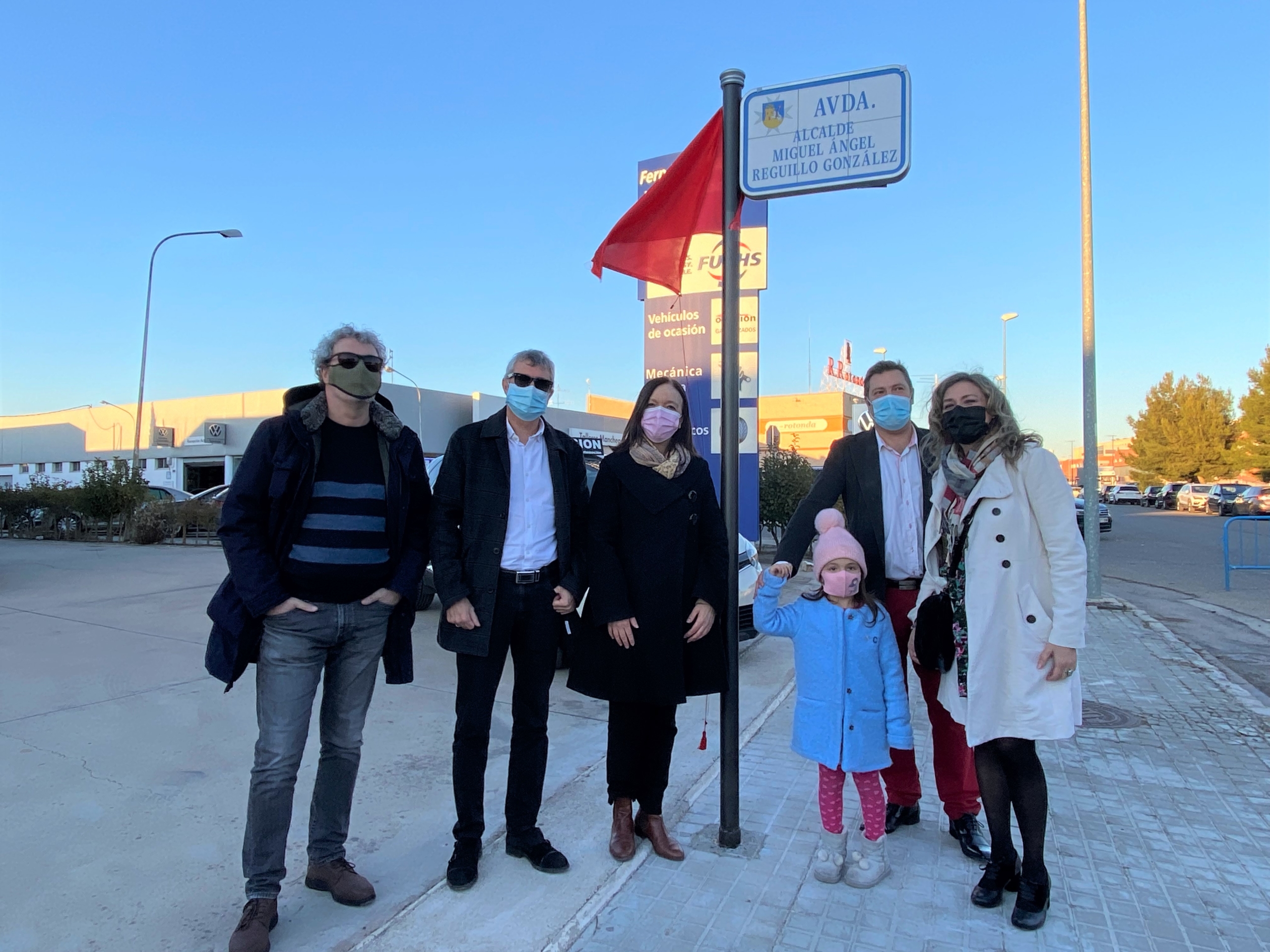 Rosa Melchor y familiares de Miguel Ángel Reguillo, segundo alcalde de la democracia, descubren una placa en la avenida que lleva su nombre