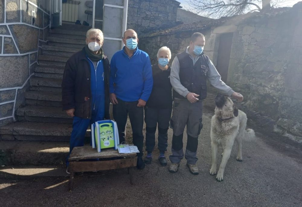 Un policía jubilado de Orense compra un desfibrilador para cardioproteger a los 7 habitantes de su aldea en Galicia