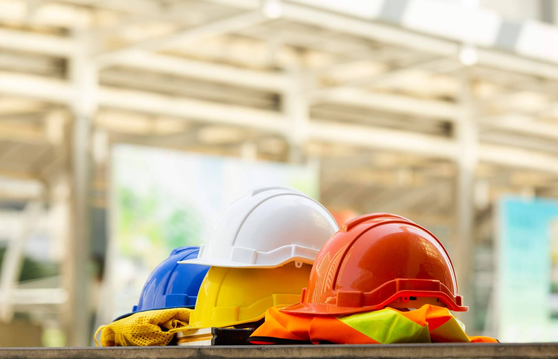 ¿De qué está hecho y qué funciones tiene el casco de seguridad?