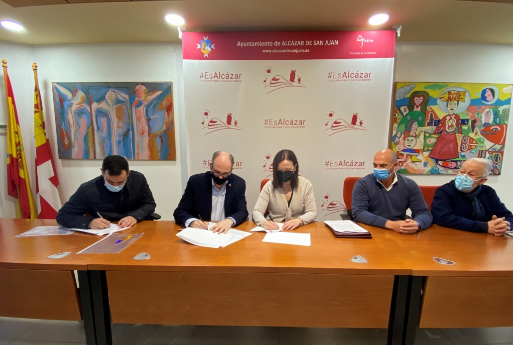 Ayuntamiento y Cáritas firman un convenio para la instalación de ocho contenedores de ropa usada en la vía pública