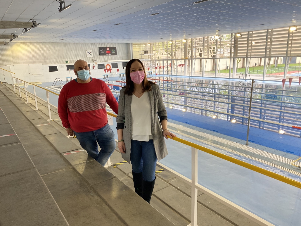 La piscina cubierta reducirá el consumo energético con la instalación de 28 nuevos proyectores de luz