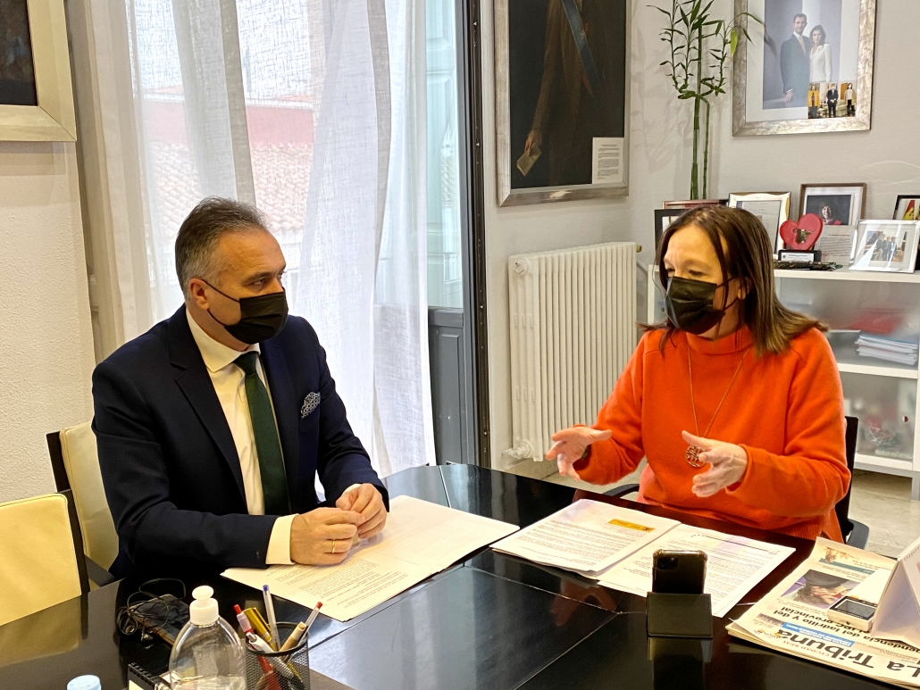 La presidenta de ACEVIN, Rosa Melchor, y el alcalde de La Palma del Condado, Manuel García, se reúnen para poner en marcha una nueva ruta del vino