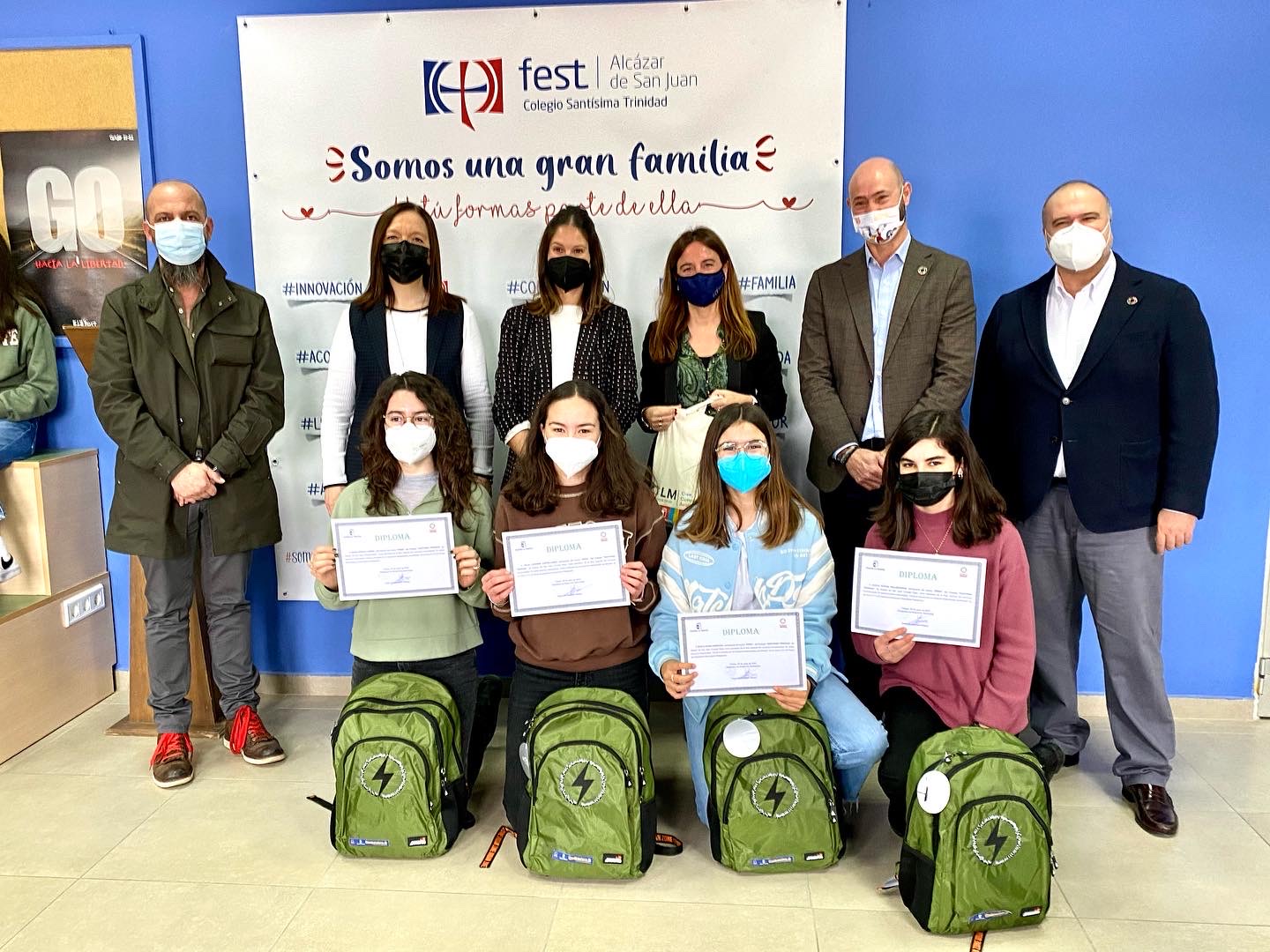 Las alumnas del Colegio Santísima Trinidad reciben el premio como ganadoras de Consumopolis