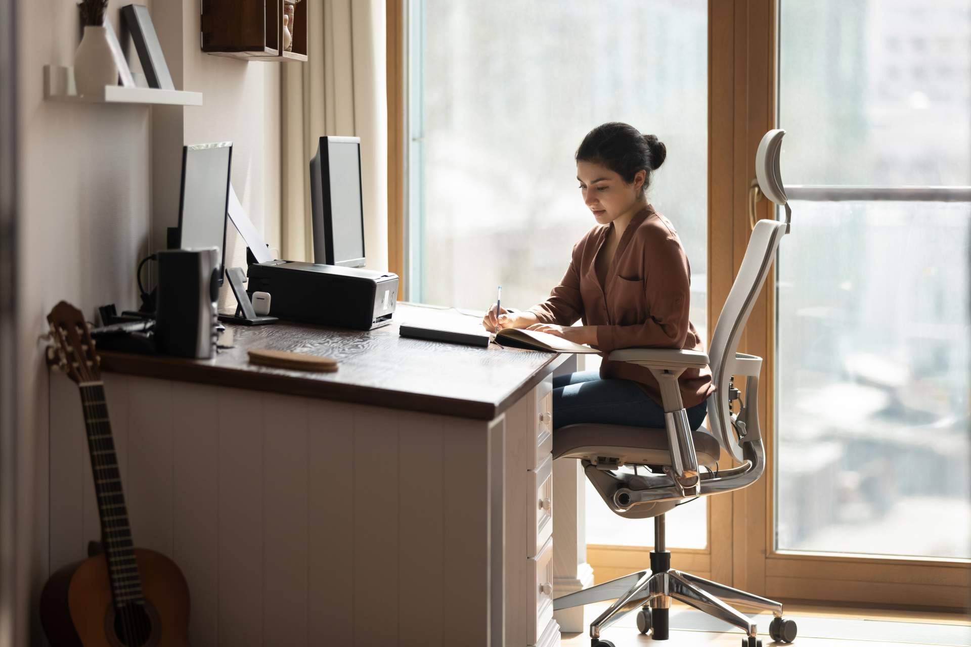 Razones por las que es importante trabajar en una silla ergonómica, por 6mejores.top