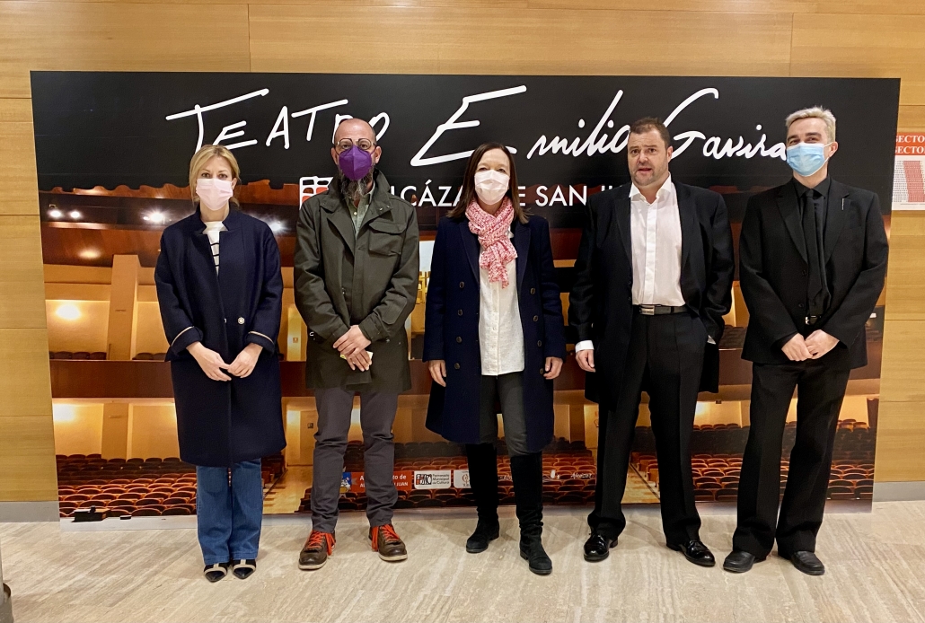 “El hombre de la Mancha” llenó el Teatro Emilio Gavira en su estreno