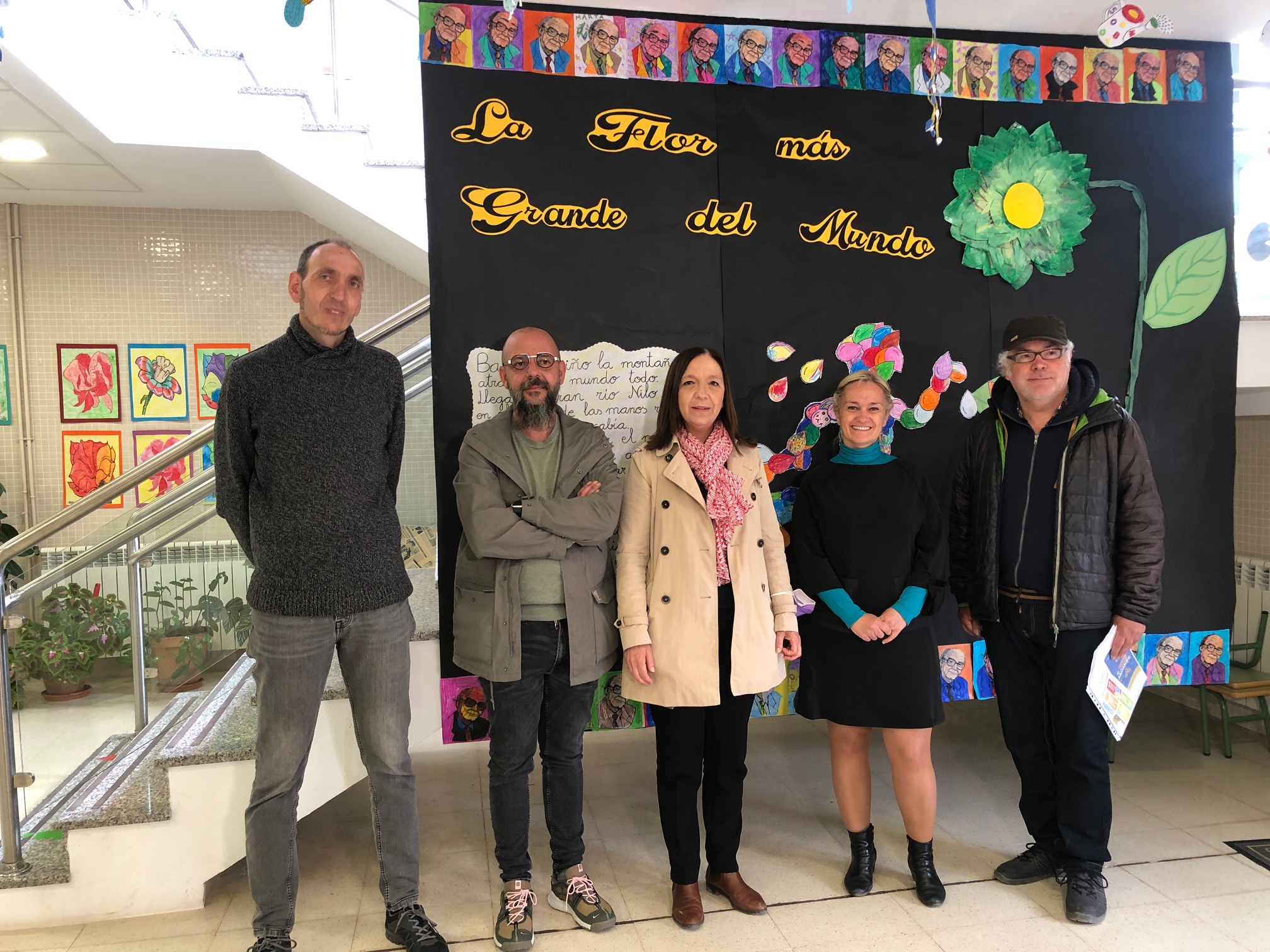 La alcaldesa visita el programa “metrominuto” escolar que llega al colegio Jardín de Arena