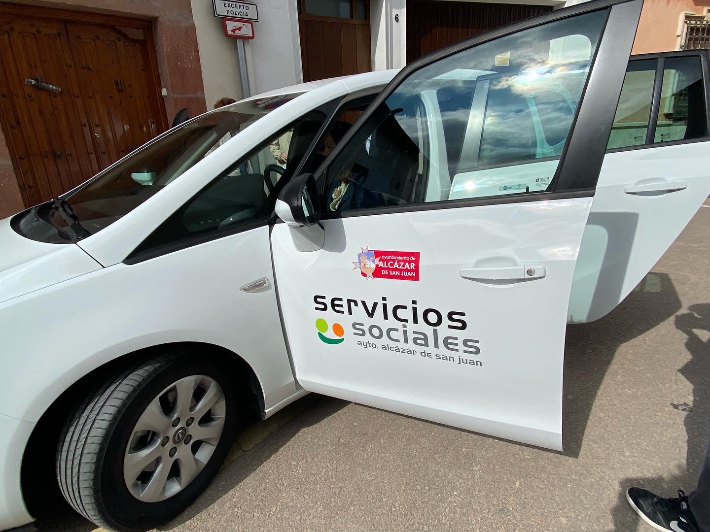 El Ayuntamiento de Alcázar de San Juan adquiere un vehículo para Servicios Sociales