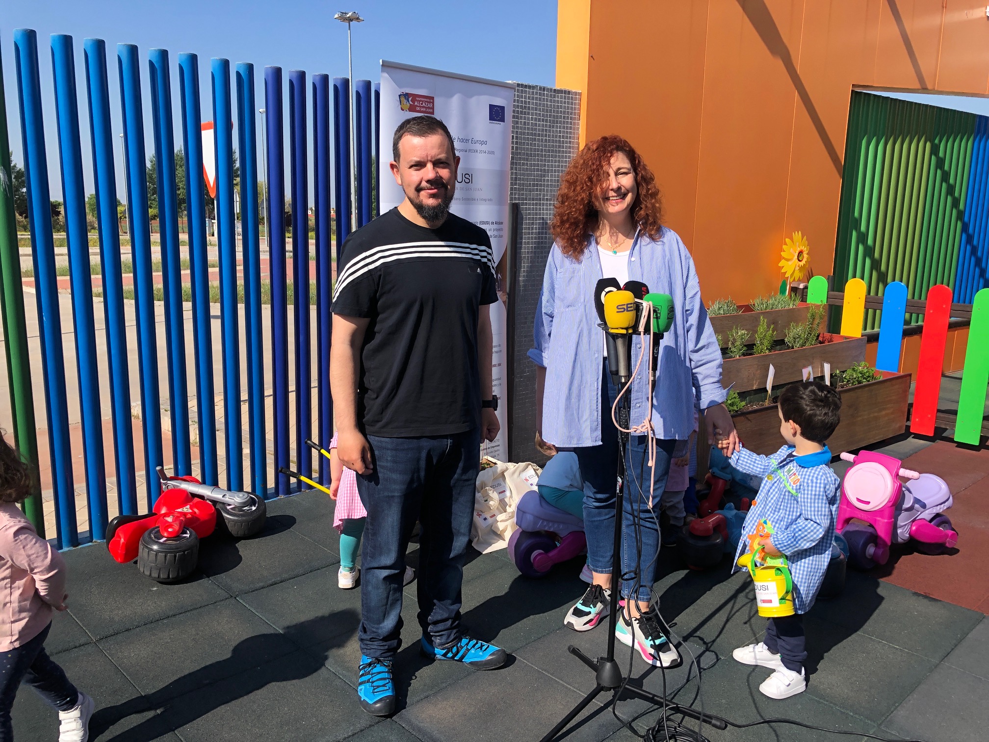 El ayuntamiento entrega a la Escuela Infantil Municipal El Tobogán material de jardinería para su proyecto de huerto urbano