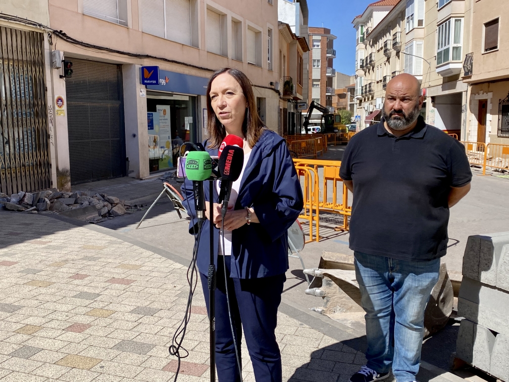 La alcaldesa Rosa Melchor visita las obras en las calles Horno y Comadre
