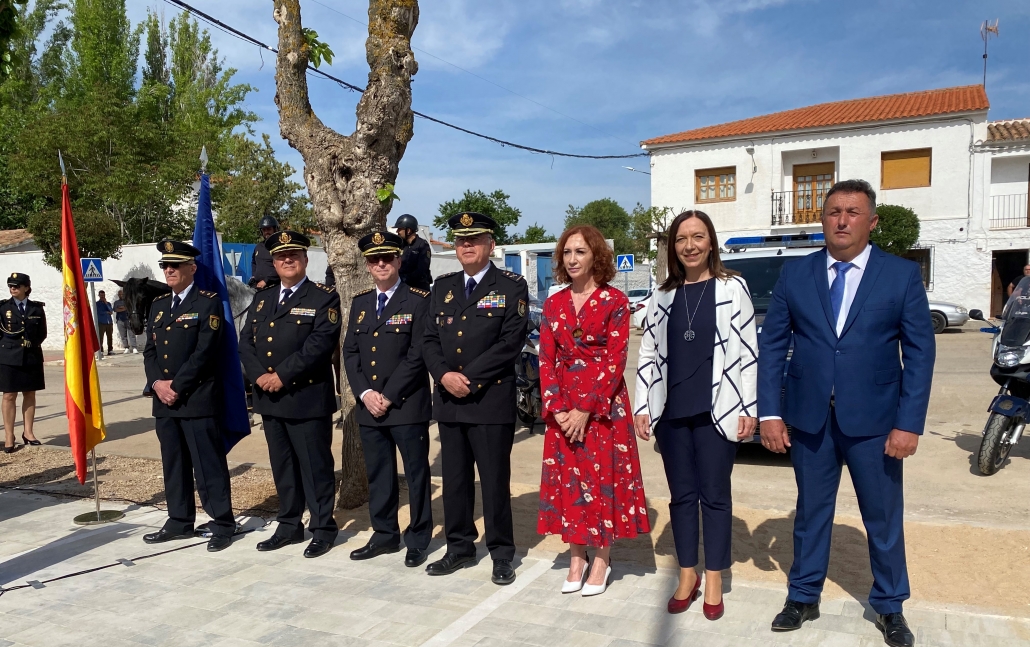 La alcaldesa de Alcázar pone en valor la vocación de servicio de la Policía Nacional en la inauguración de un monumento que reconoce su labor en Cinco Casas