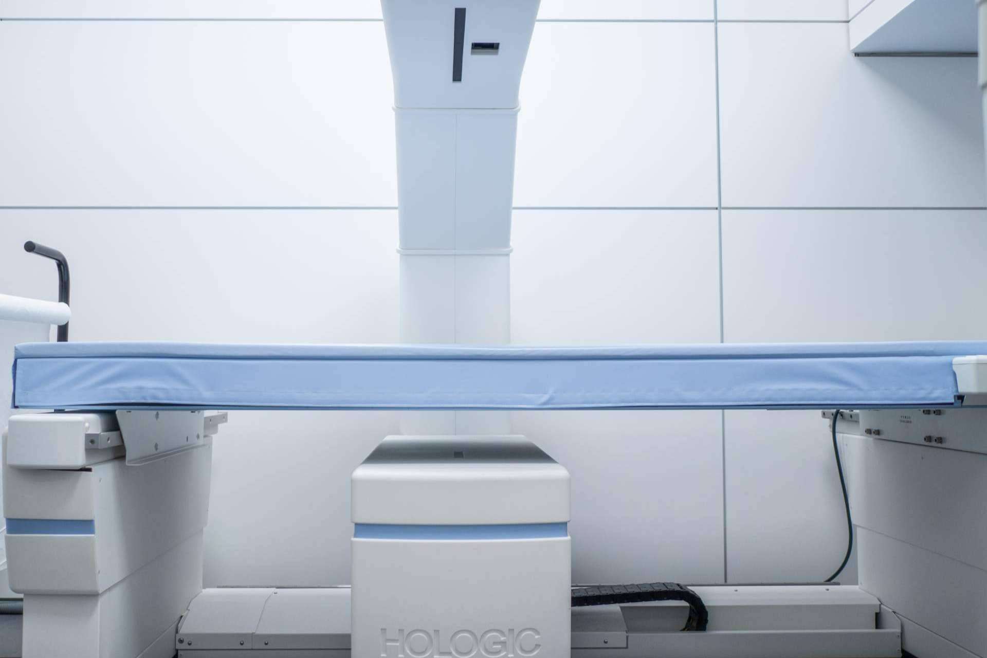 La densitometría ósea es la prueba que utiliza la clínica MAGNETOSUR para la detección precoz de la osteoporosis