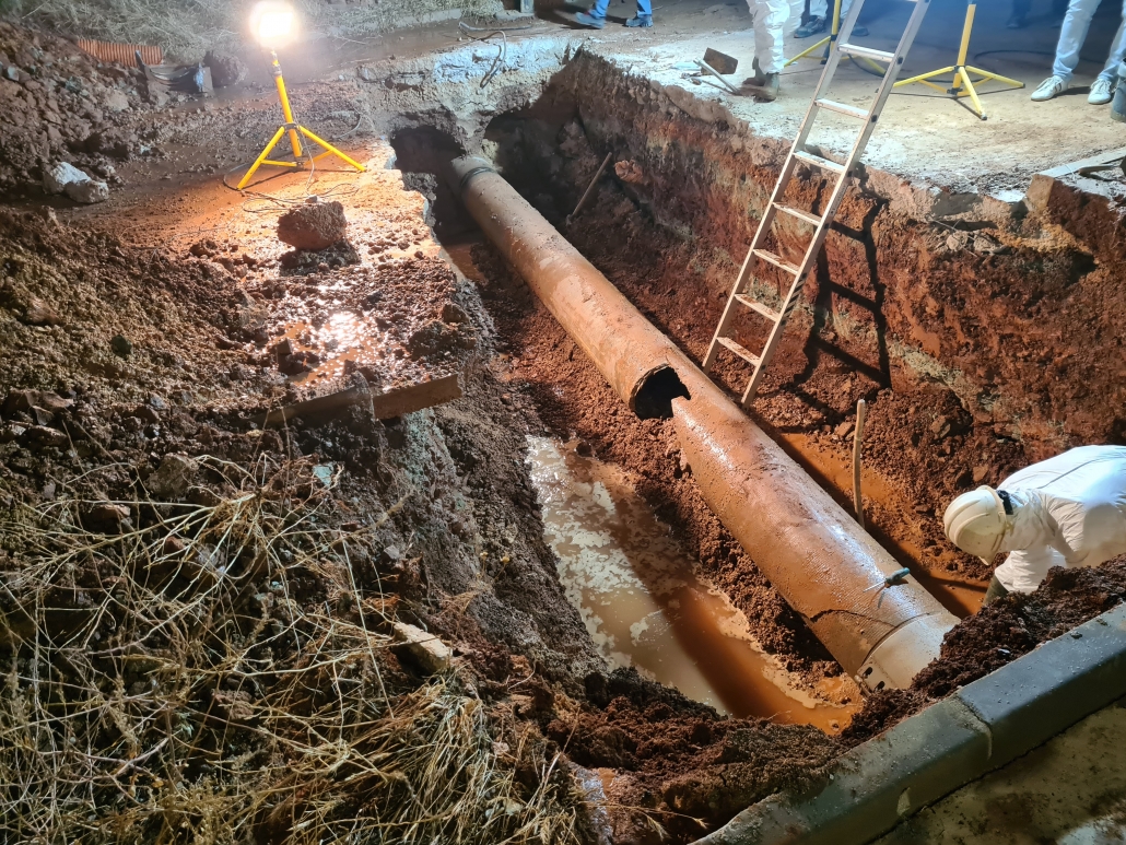Aguas de Alcázar detecta y arregla con celeridad un tramo de la tubería general de abastecimiento
