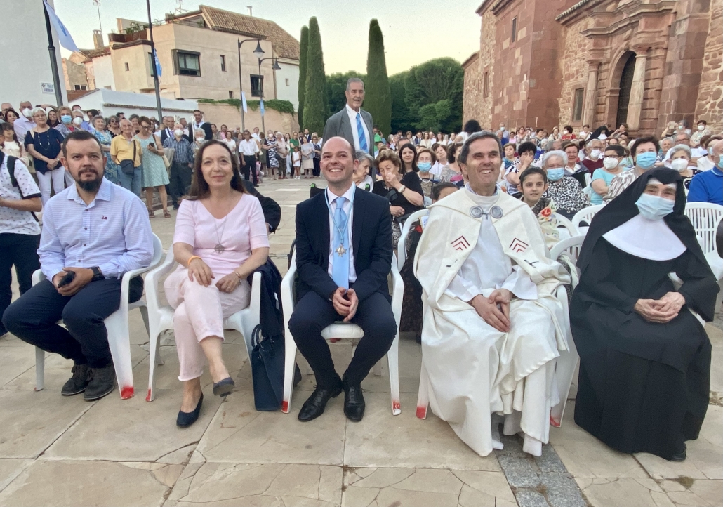 Canto de despedida de mayo en el atrio de Santa María